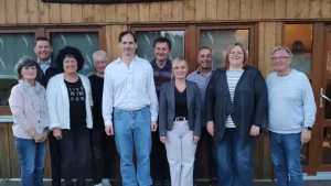 Die bestätigte Vorstandschaft mit komplettem Team (und Bürgermeister)