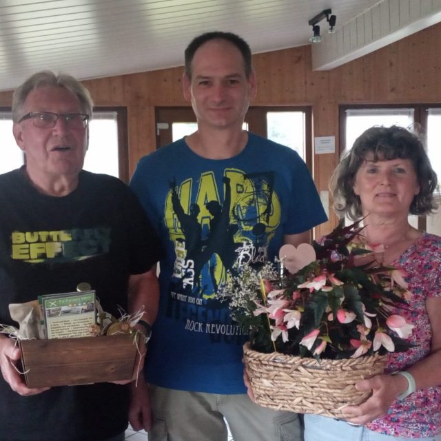 Vorstand Michael Puff ehrte Maria und Michael für deren Verdienste