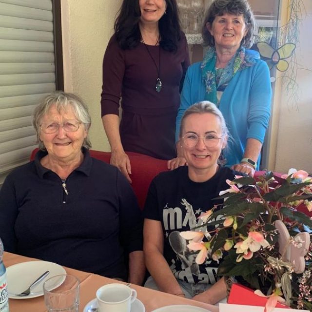 Der Siedlerbund (vertreten durch Silke Walter, Maria Kick und Manuela Siegl) gratuliert herzlich zum Geburtstag