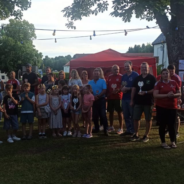 Eine Menge Teilnehmer und Fans mit den "Fast"-Champions aus Lohma